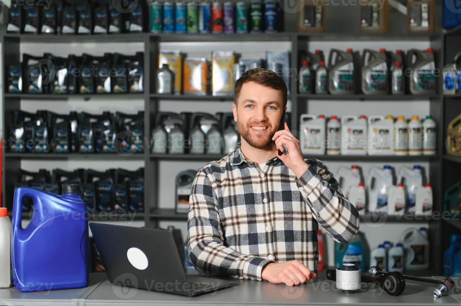 une vendeur dans un auto les pièces magasin. vente au détail Commerce de auto les pièces photo