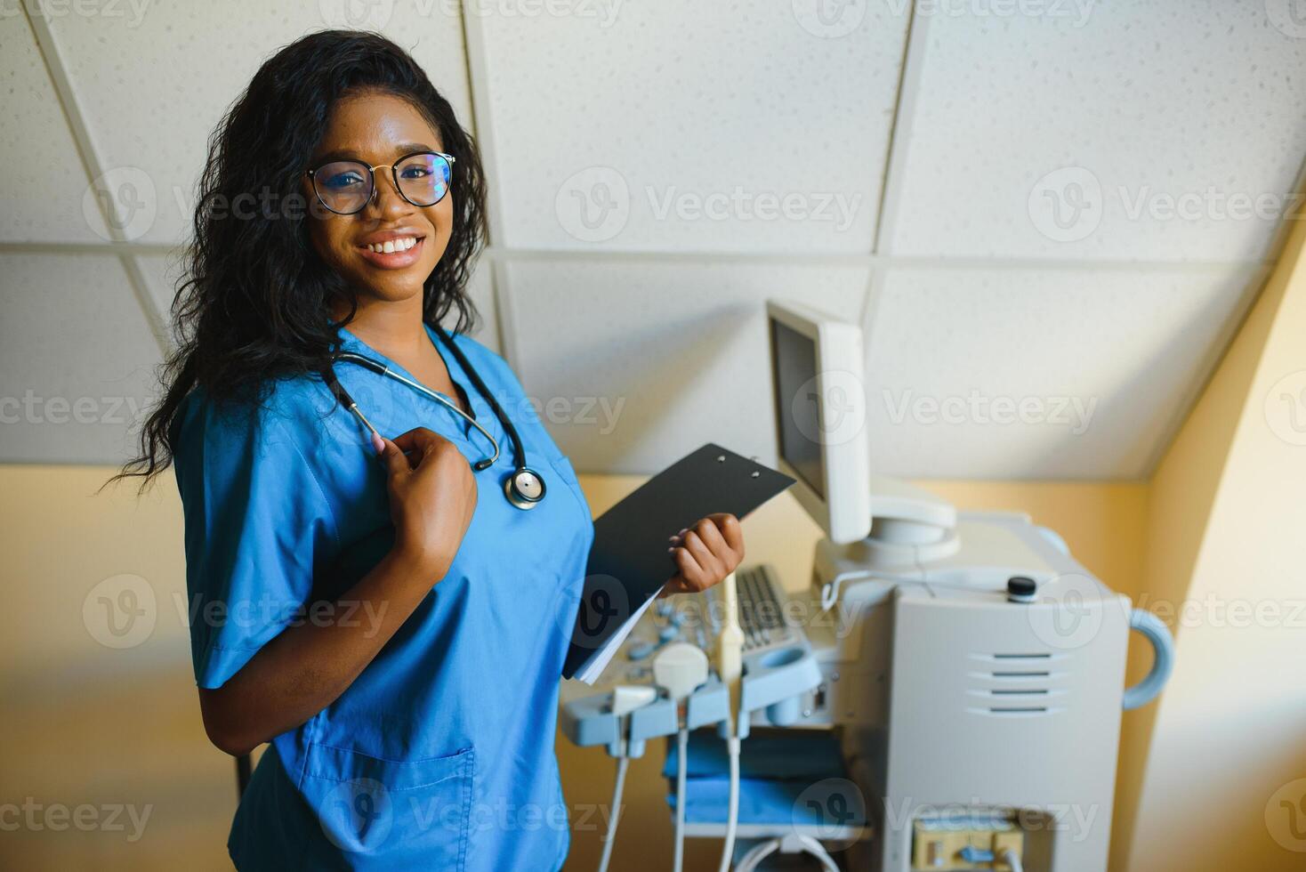 portrait de africain femelle médecin à lieu de travail photo