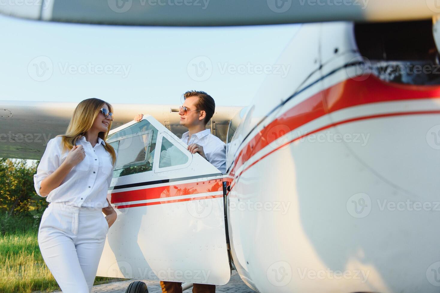 couple dans l'amour ayant amusement près privé avion. photo