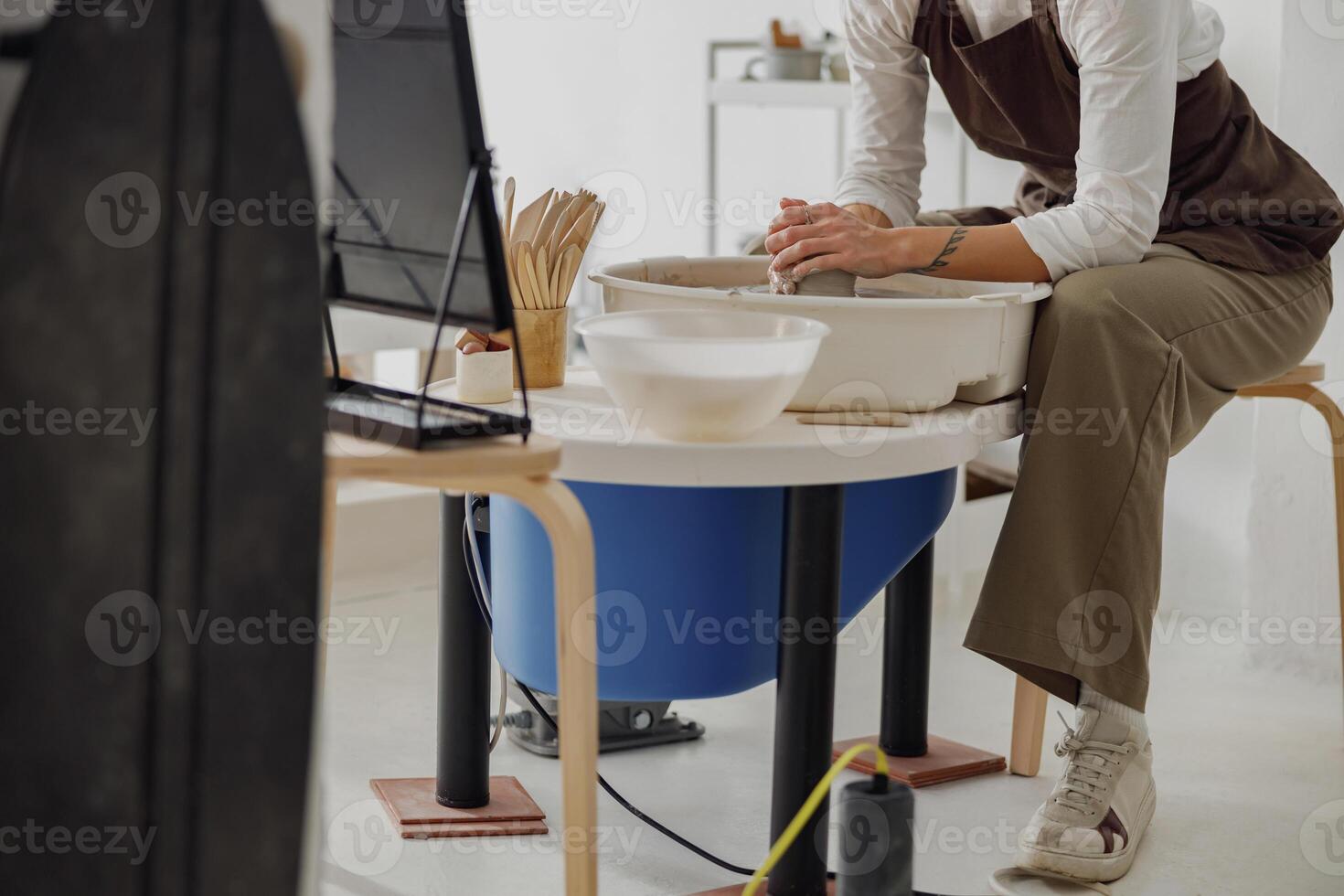 proche en haut de d'artisan mains façonner argile bol dans poterie studio. poterie art et la créativité photo