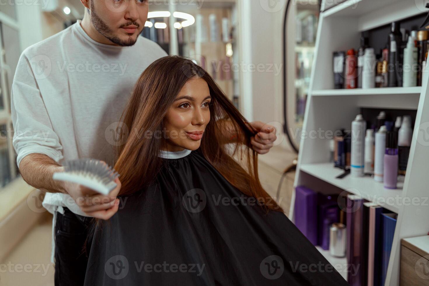 femme à la recherche à se dans miroir, heureux avec une coiffure à beauté salon photo