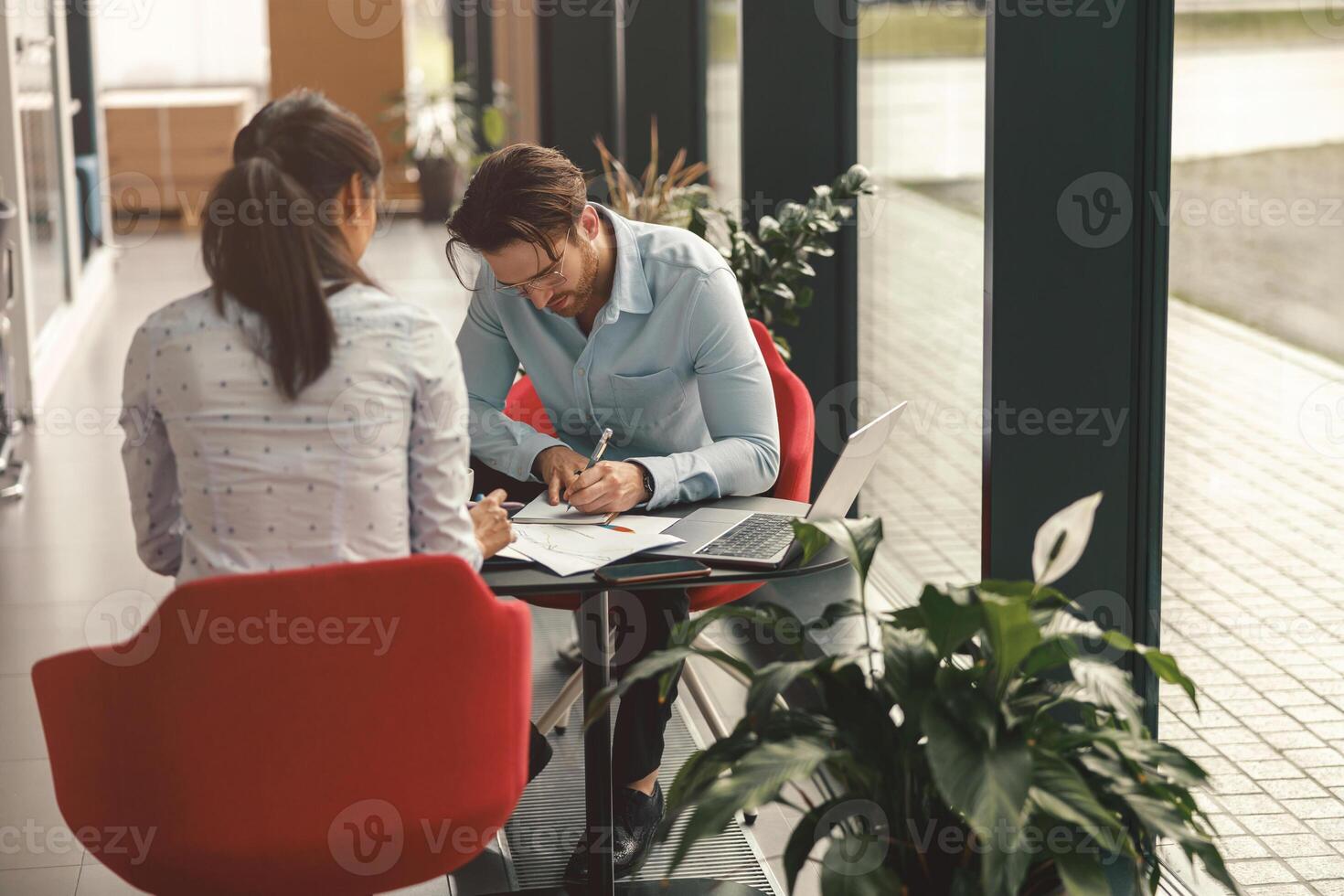 deux affaires collègues analystes travail avec les documents ensemble séance dans bureau. travail en équipe concept photo