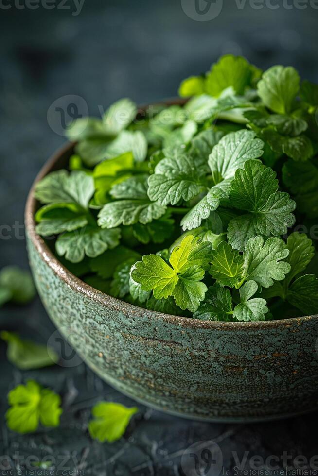 ai généré fermer de herbe feuilles dans une bol, sélectif concentrer photo