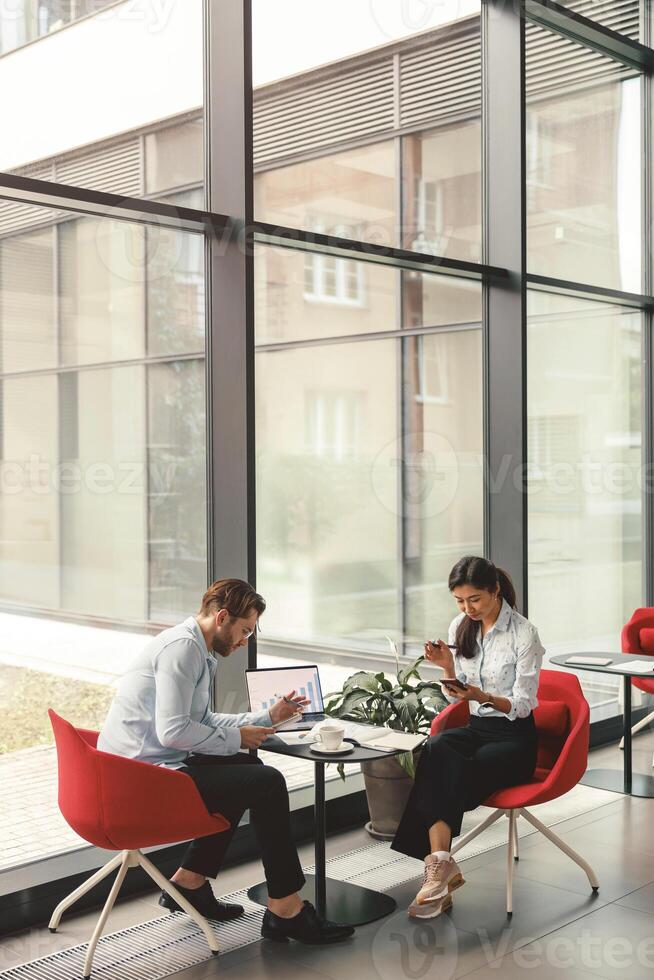 deux affaires collègues analystes travail avec les documents ensemble séance dans bureau. travail en équipe concept photo