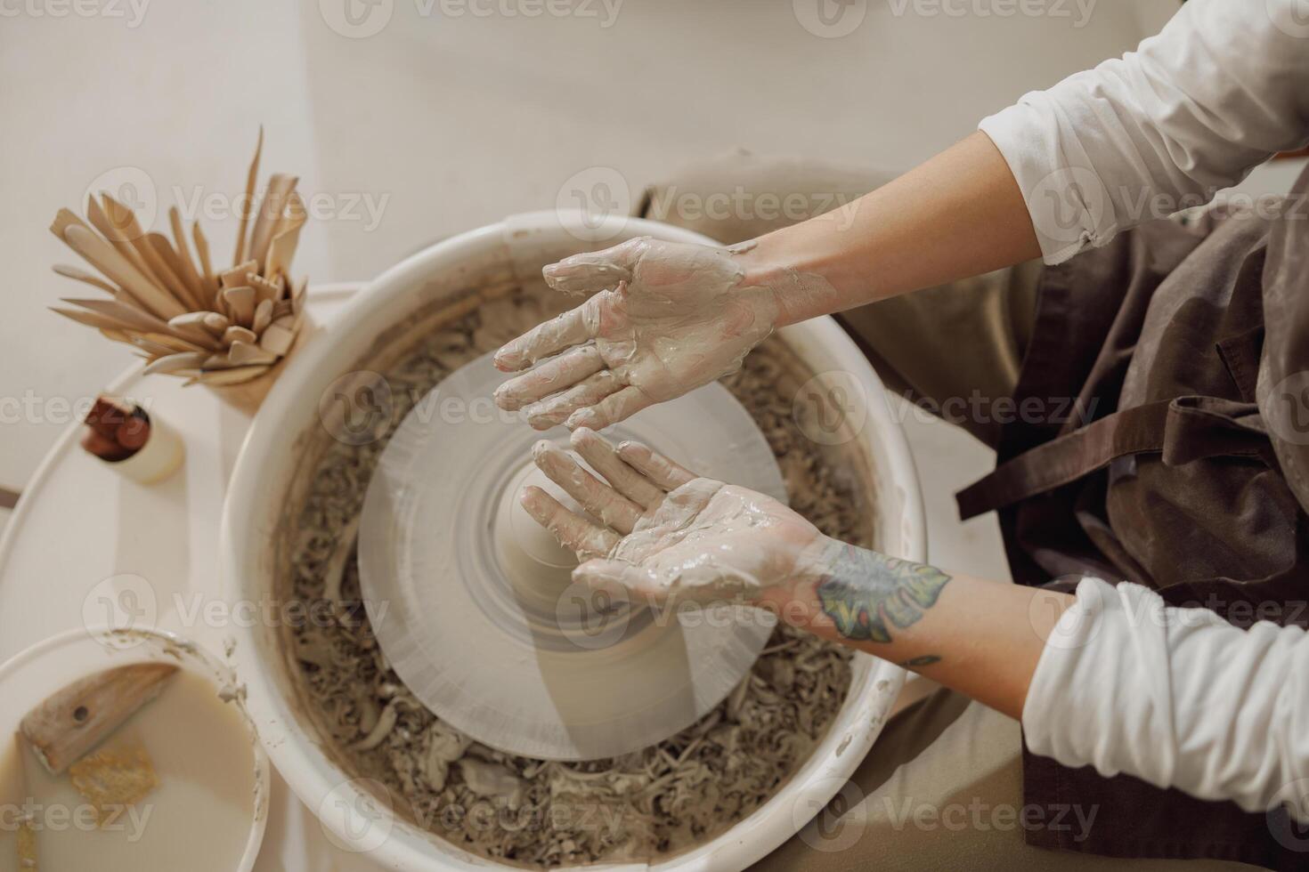 proche en haut de mains de professionnel potier moulage pot forme sur poterie roue. céramique art concept photo