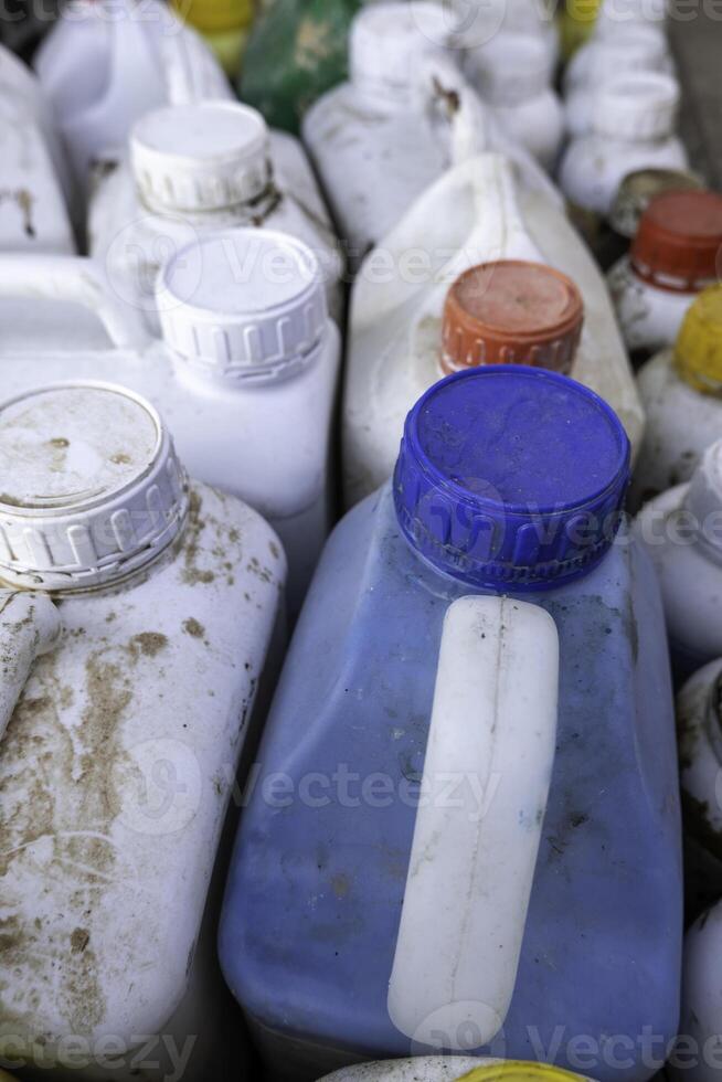 blanc carafes dans le poubelle photo