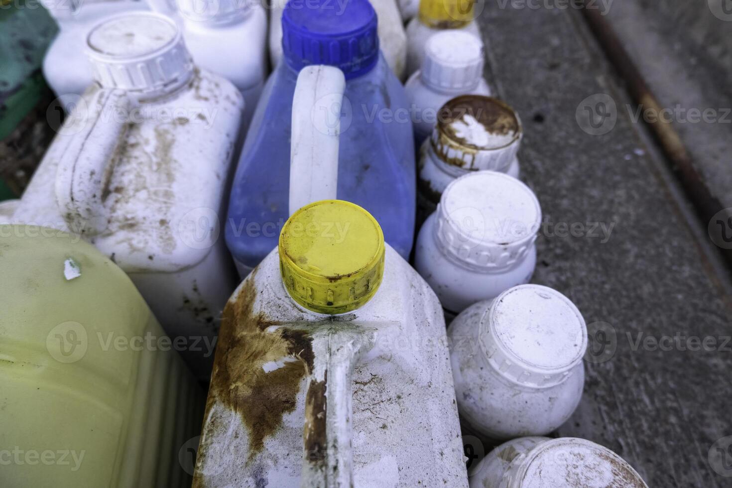 blanc carafes dans le poubelle photo