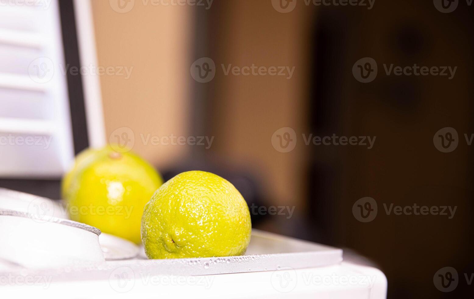 Frais citrons verts attendre sur une compteur dans une commercial cuisine photo