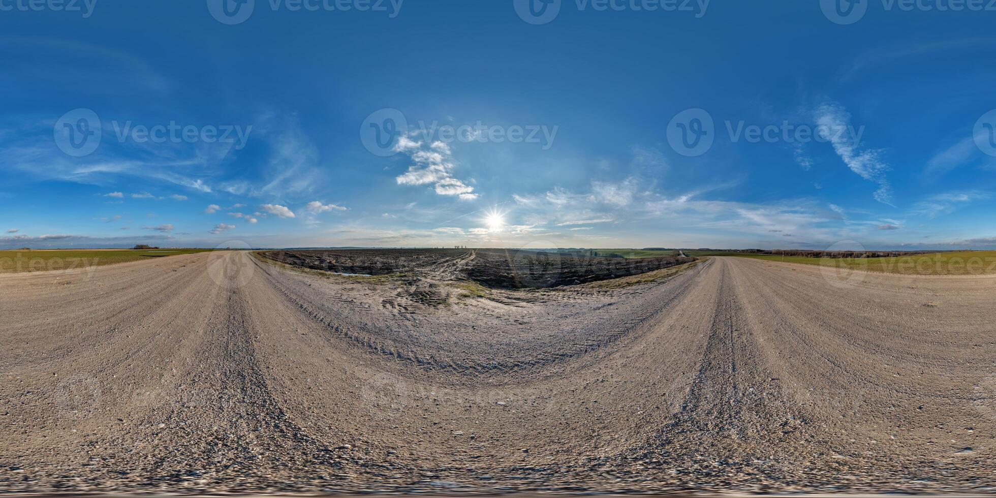 hdri 360 panorama sur gravier route parmi des champs dans printemps soir avec impressionnant des nuages dans équirectangulaire plein sans couture sphérique projection, pour vr ar virtuel réalité contenu photo