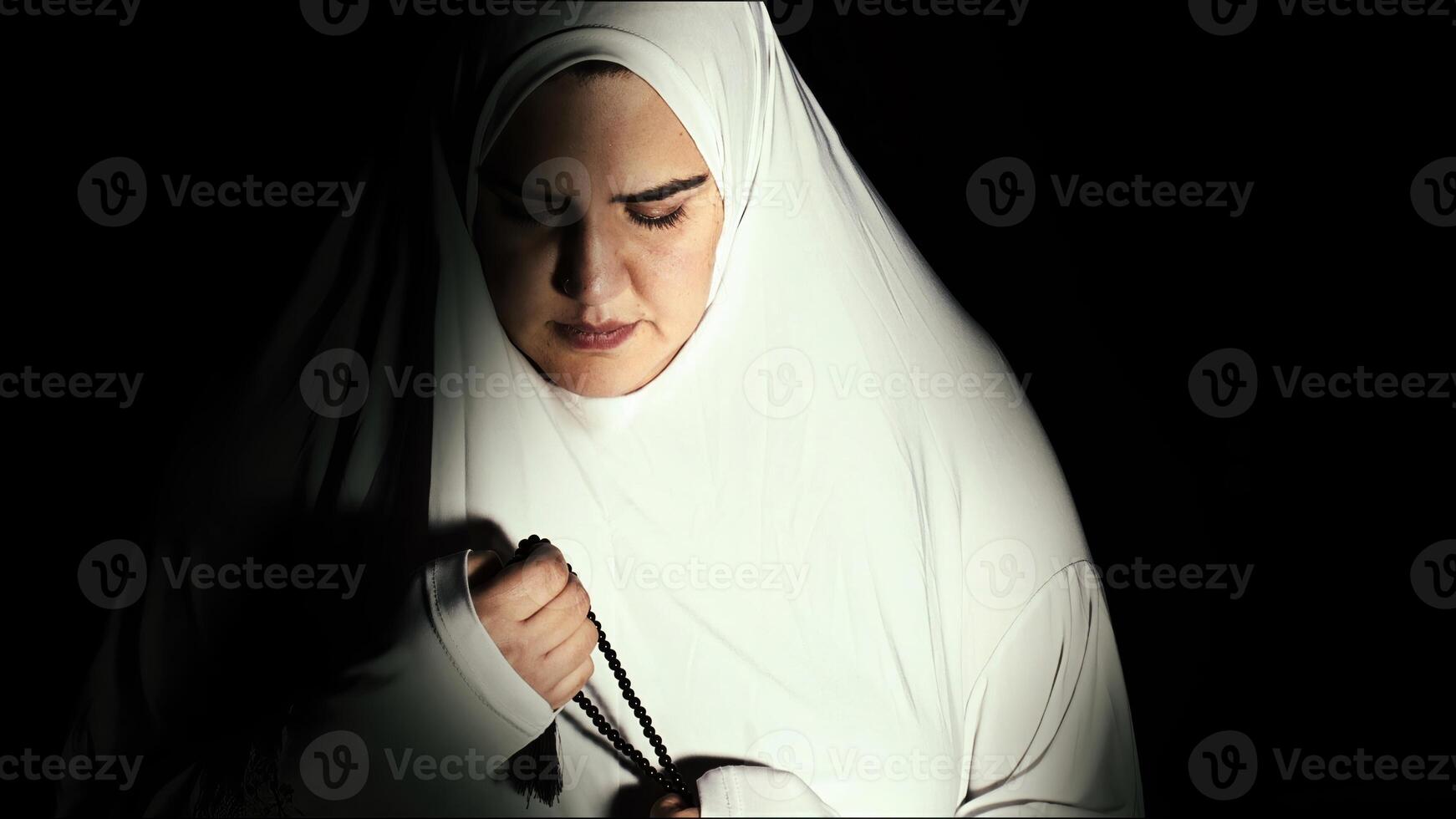 religieux musulman femme dans prière tenue photo