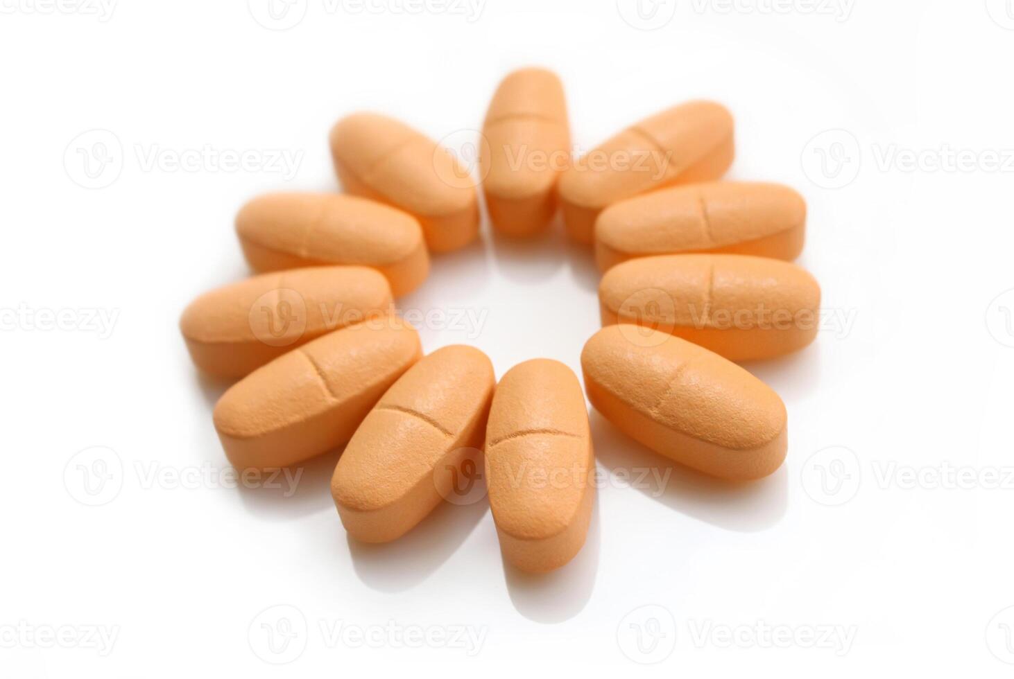 pilules orange sur fond blanc photo