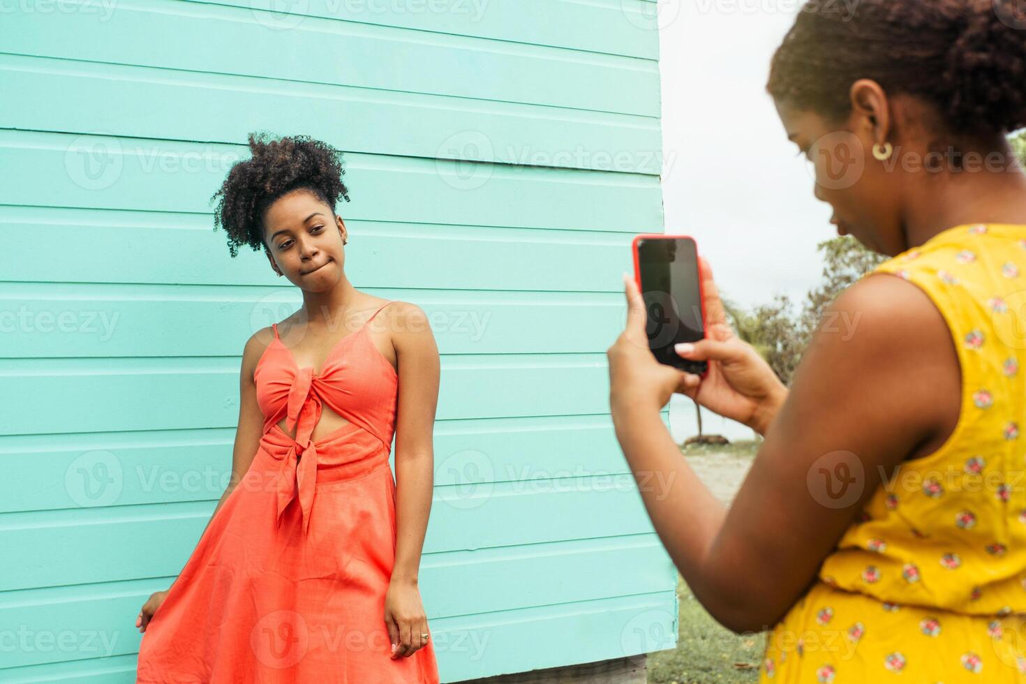 de bonne humeur Jeune femme posant pour une photo dans de face de une caméra téléphone.