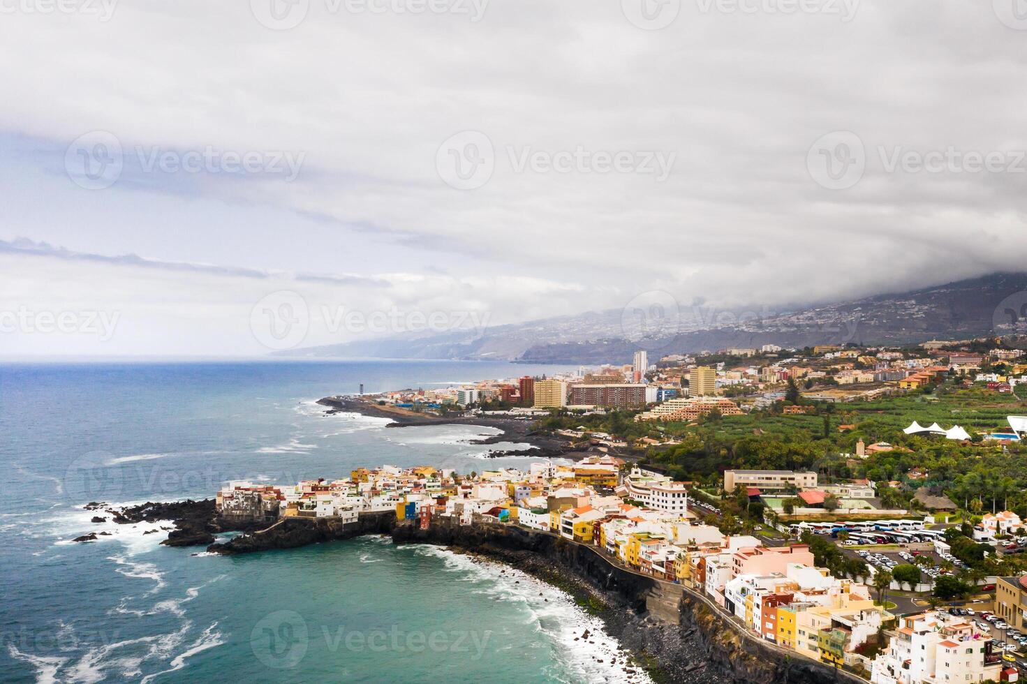 Haut vue de le ville de punta brava près le ville de puerto de la cruz sur le île de Ténérife, canari îles, atlantique océan, Espagne photo