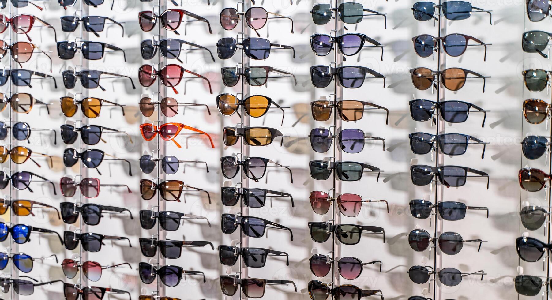 Ventes grille de des lunettes de soleil. une coloré afficher de des lunettes de soleil pour vente. fermer. photo