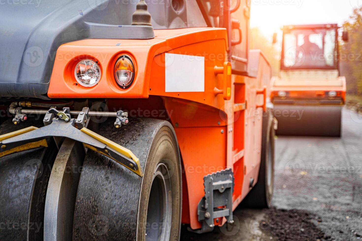 route rouleau aplanissement Nouveau asphalte. lourd vibration rouleau à travail pavage asphalte, route réparer. sélectif se concentrer. photo