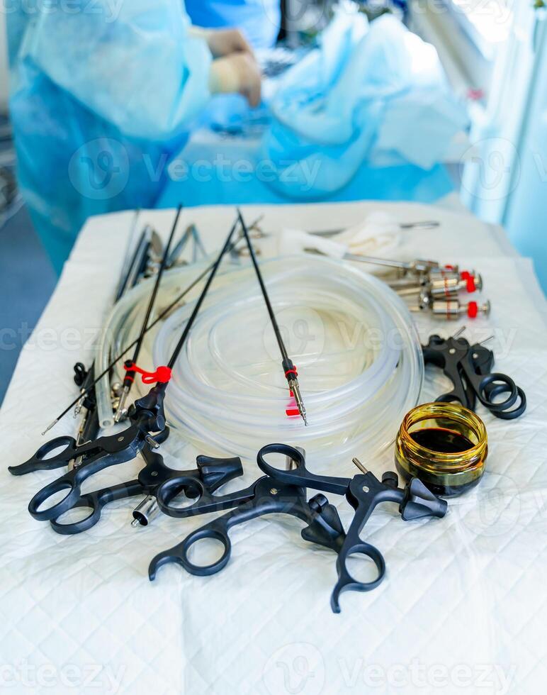 chirurgical instruments situé sur une blanc tableau. médical équipement pour neurochirurgie. laparoscopique équipement. fermer photo