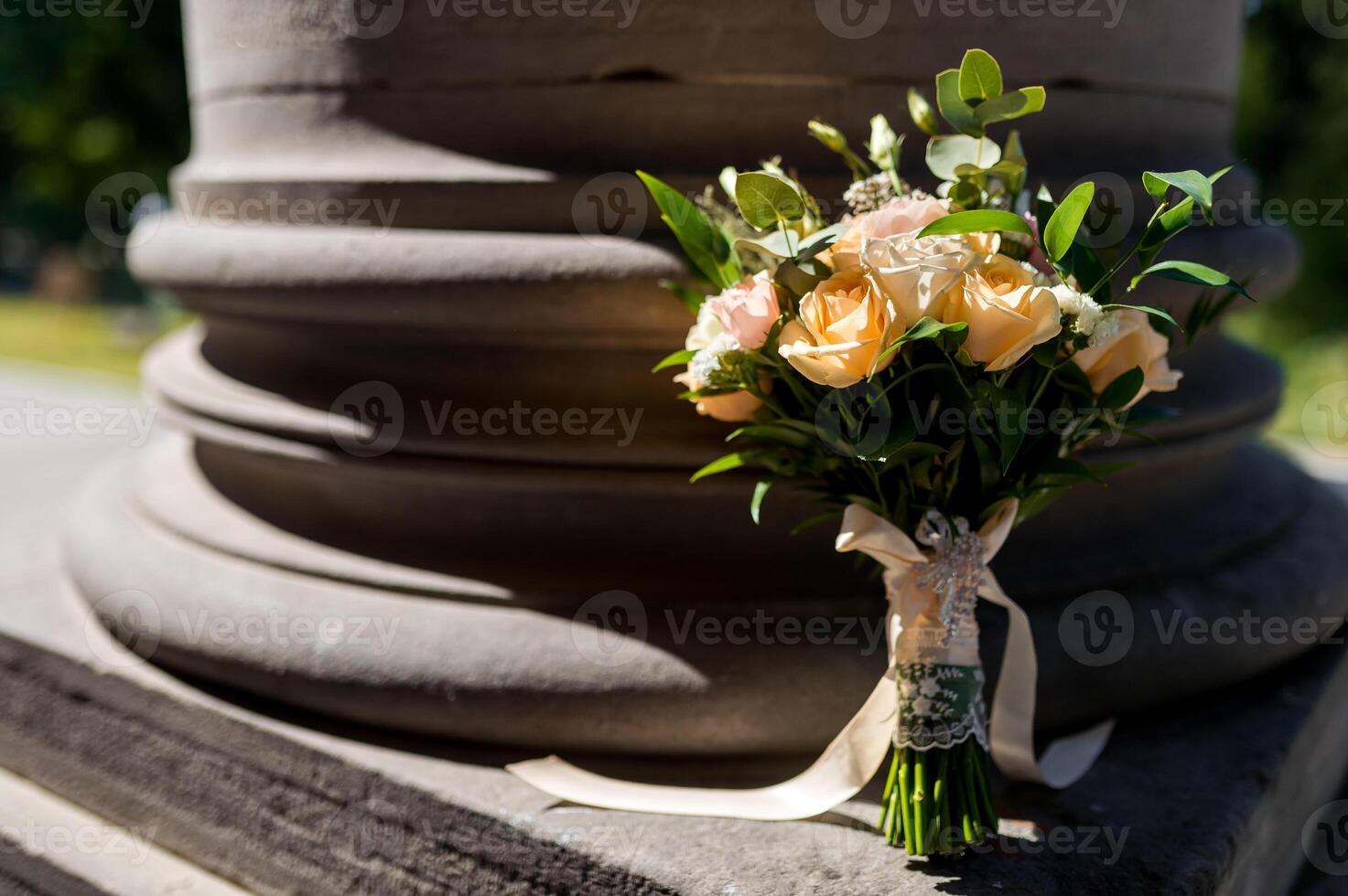 mariage bouquet. de la mariée fleurs près le foncé colonne. Jaune couleurs. photo