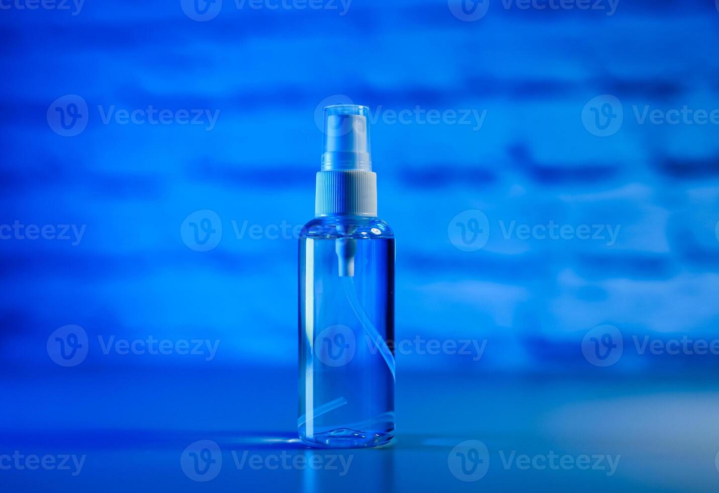 bouteille de antiseptique, une bouteille de main désinfectant. main désinfectant vaporisateur sur une bleu Contexte .la prévention corona virus, une copie espace. covid-19 et coronavirus identification. pandémie photo
