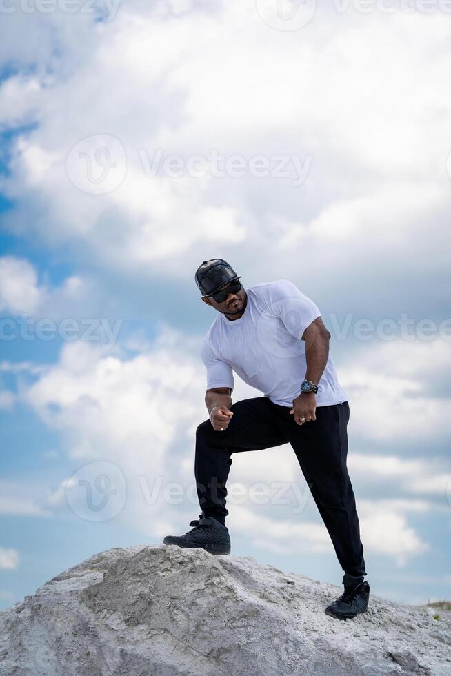 élégant Jeune mode de vie gars dans décontractée chiffon. attrayant élégant homme dans blanc chemise posant pour caméra. photo