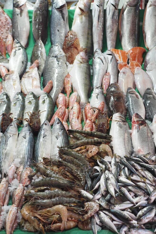 poisson frais dans la glace au magasin du marché local photo