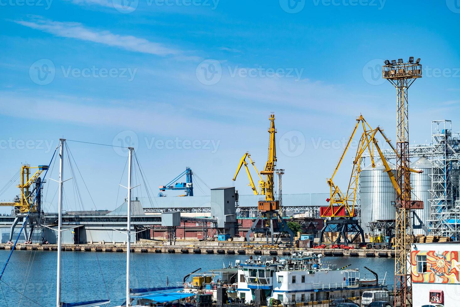 cargaison mer port. mer cargaison grues. mer livraison concept. sélectif se concentrer. photo