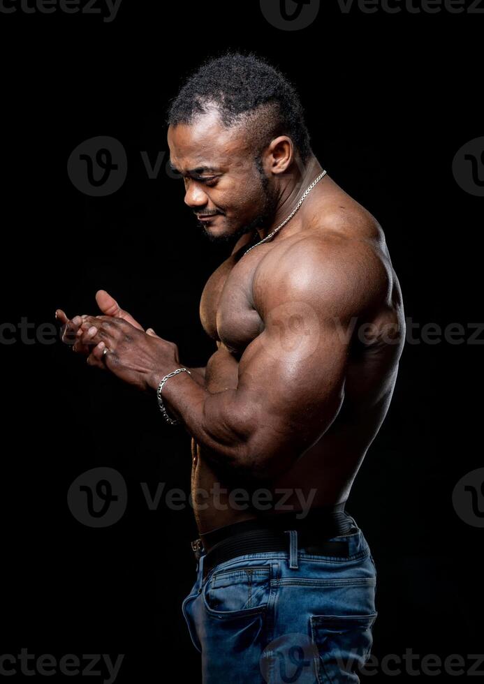 Beau musclé homme avec nu torse séance sur chaise. athlétique aptitude Masculin posant pour caméra. photo