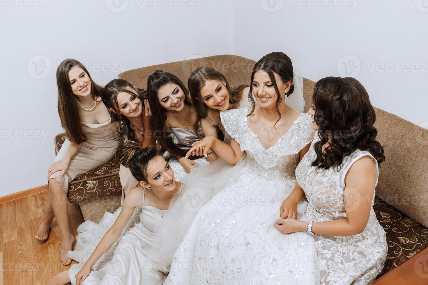 portrait de le la mariée avec sa amis. élégant et élégant la mariée avec sa copains dans correspondant à Robes dans le pièce dans le Matin. beaucoup magnifique les filles dans un photo. photo