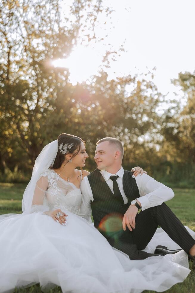 mariage couple sur une marcher dans le l'automne parc. le la mariée dans une magnifique blanc robe. l'amour et relation concept. jeune marié et la mariée dans la nature en plein air photo