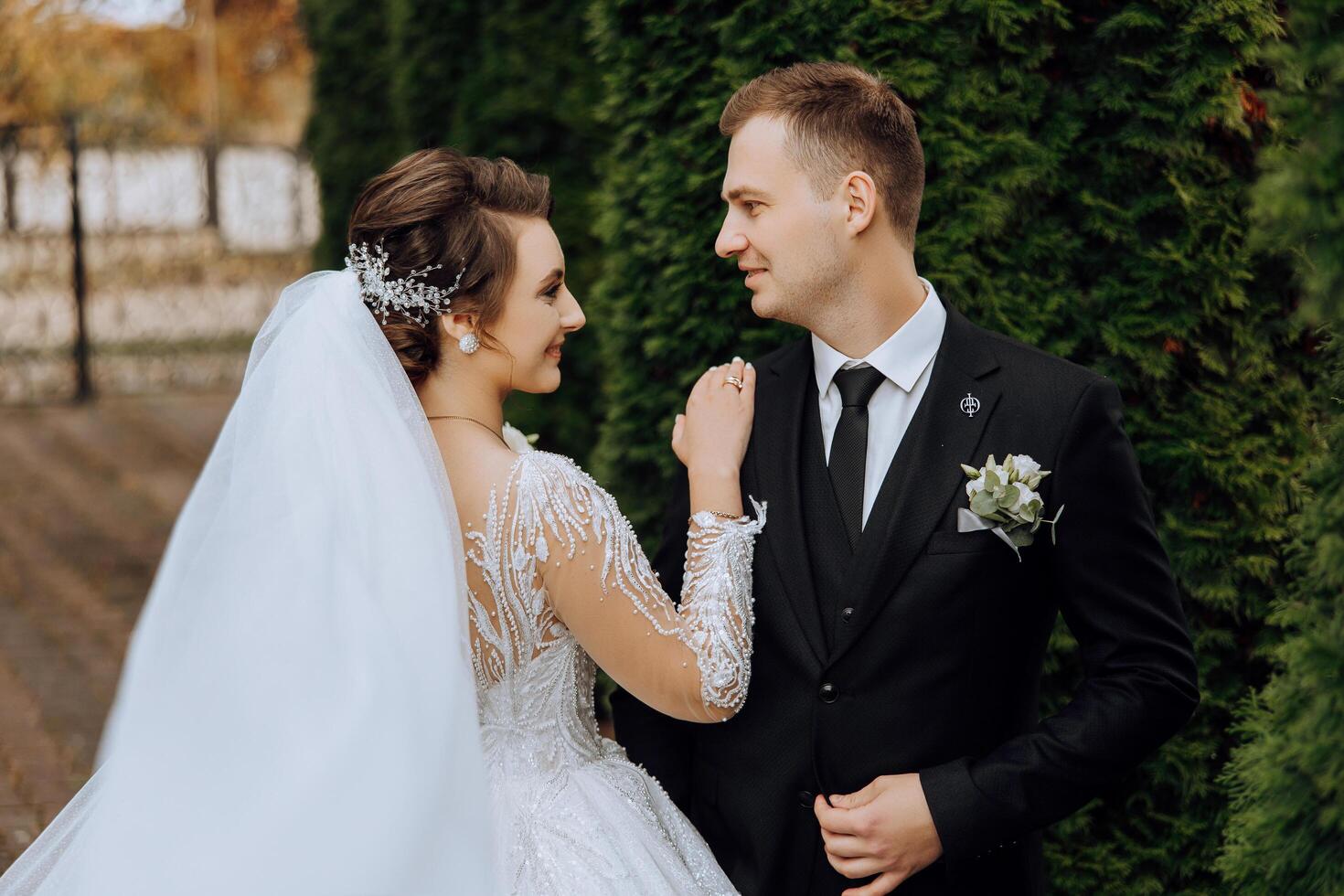 le la mariée et jeune marié Regardez à chaque autre sur leur mariage journée. plus de le épaule coup de une mariage couple. tendresse et l'amour dans le yeux. photo