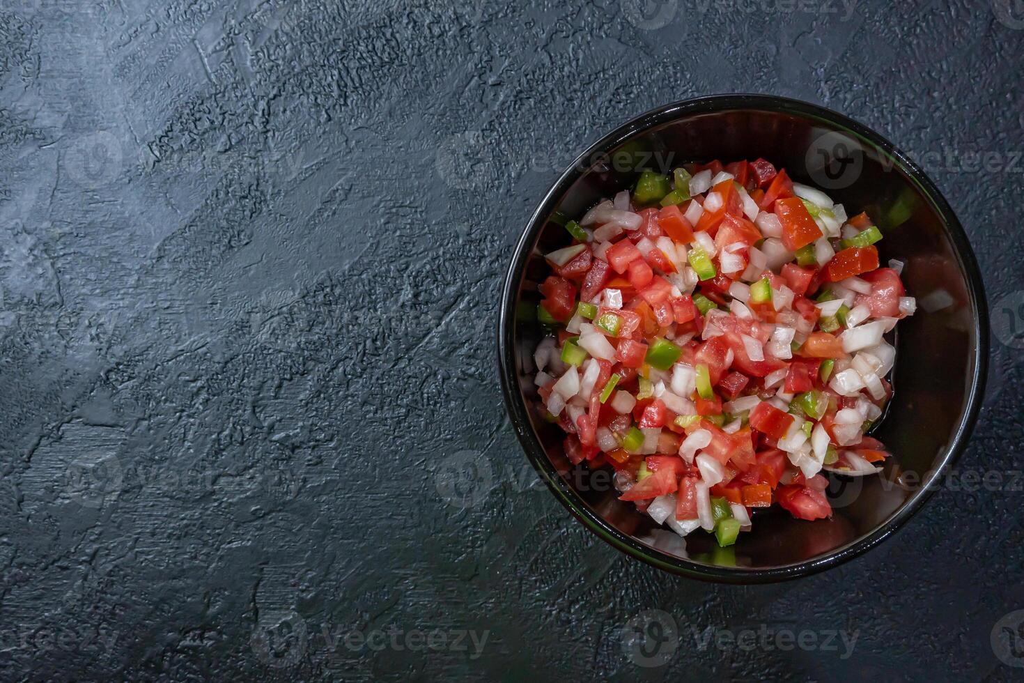 le créole sauce. typique pansement de Argentine et le du sud partie de Latin Amérique. fabriqué avec tomate, oignon, cloche poivre, le vinaigre et huile. photo