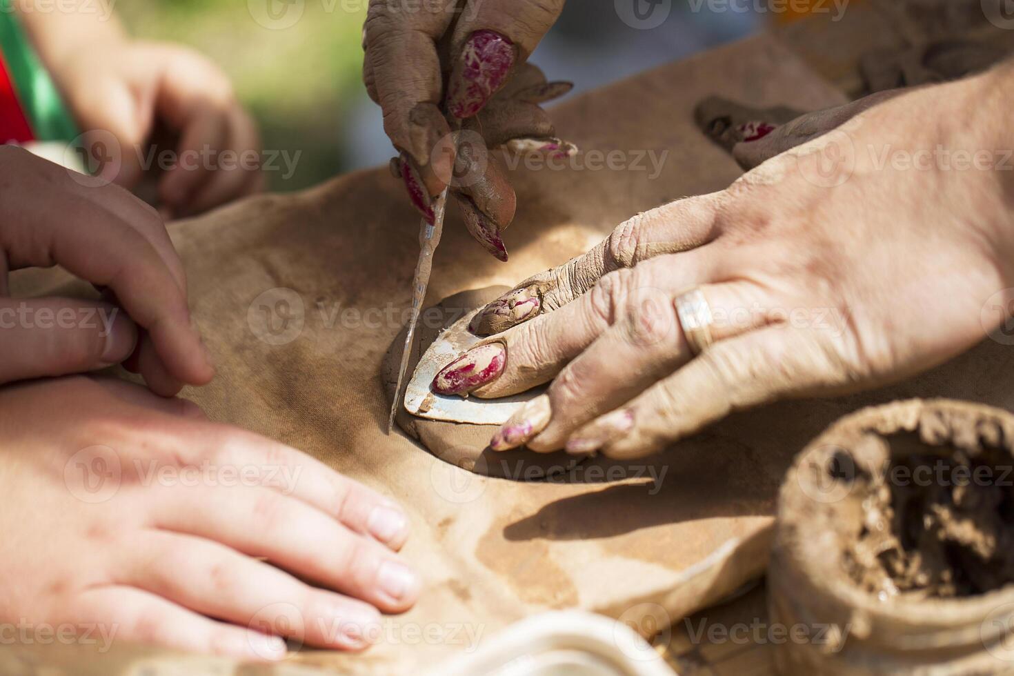 mains faire artisanat de argile. sculpter photo