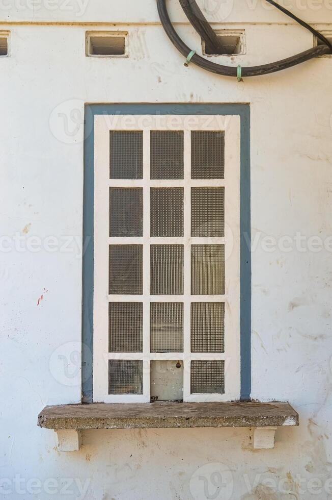 une blanc à la grecque en bois fenêtre cette a été précédemment utilisé comme une compteur dans un vieux bâtiment cette est maintenant non plus long utilisé photo