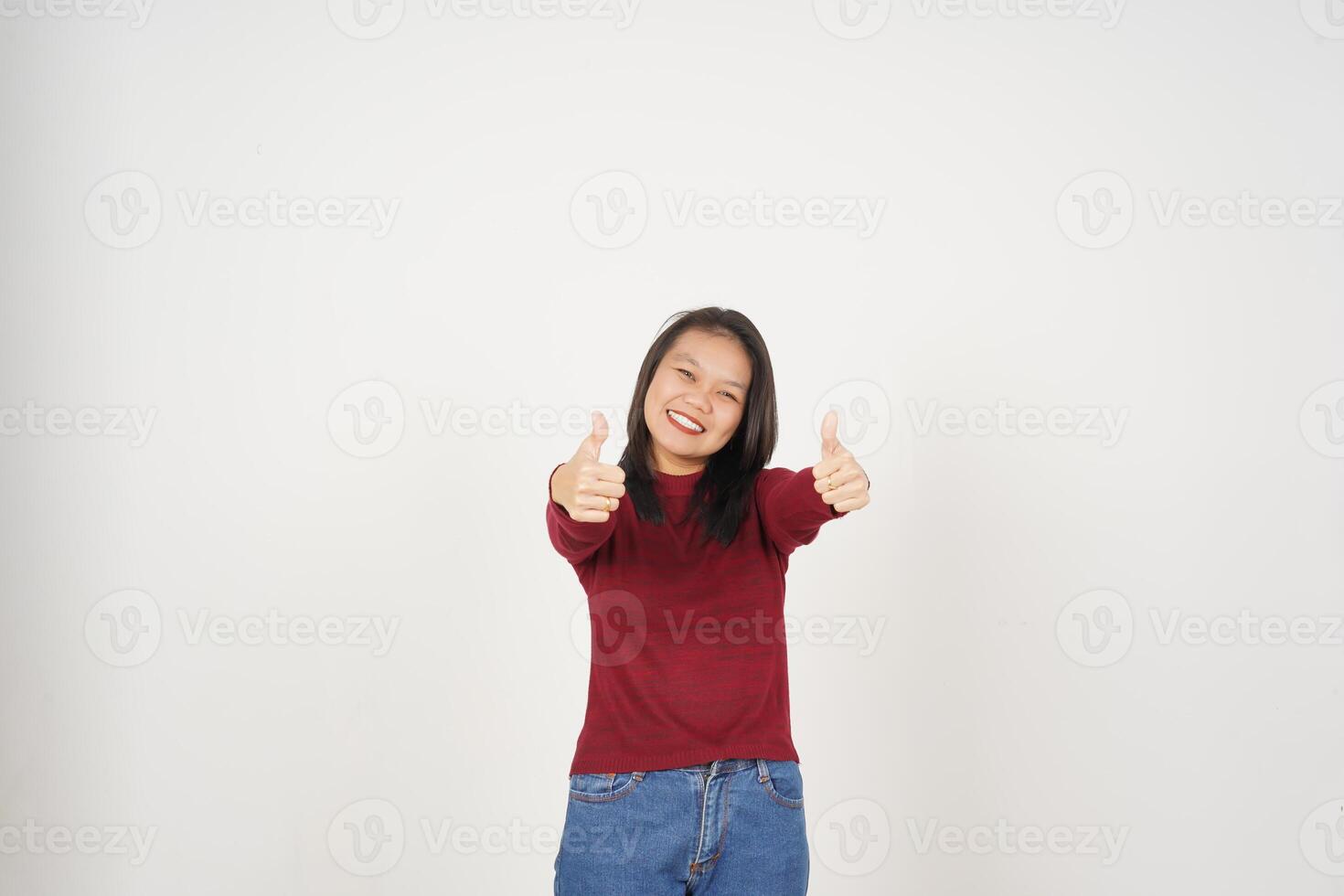 Jeune asiatique femme dans rouge T-shirt montrant pouce en haut, se mettre d'accord concept isolé sur blanc Contexte photo