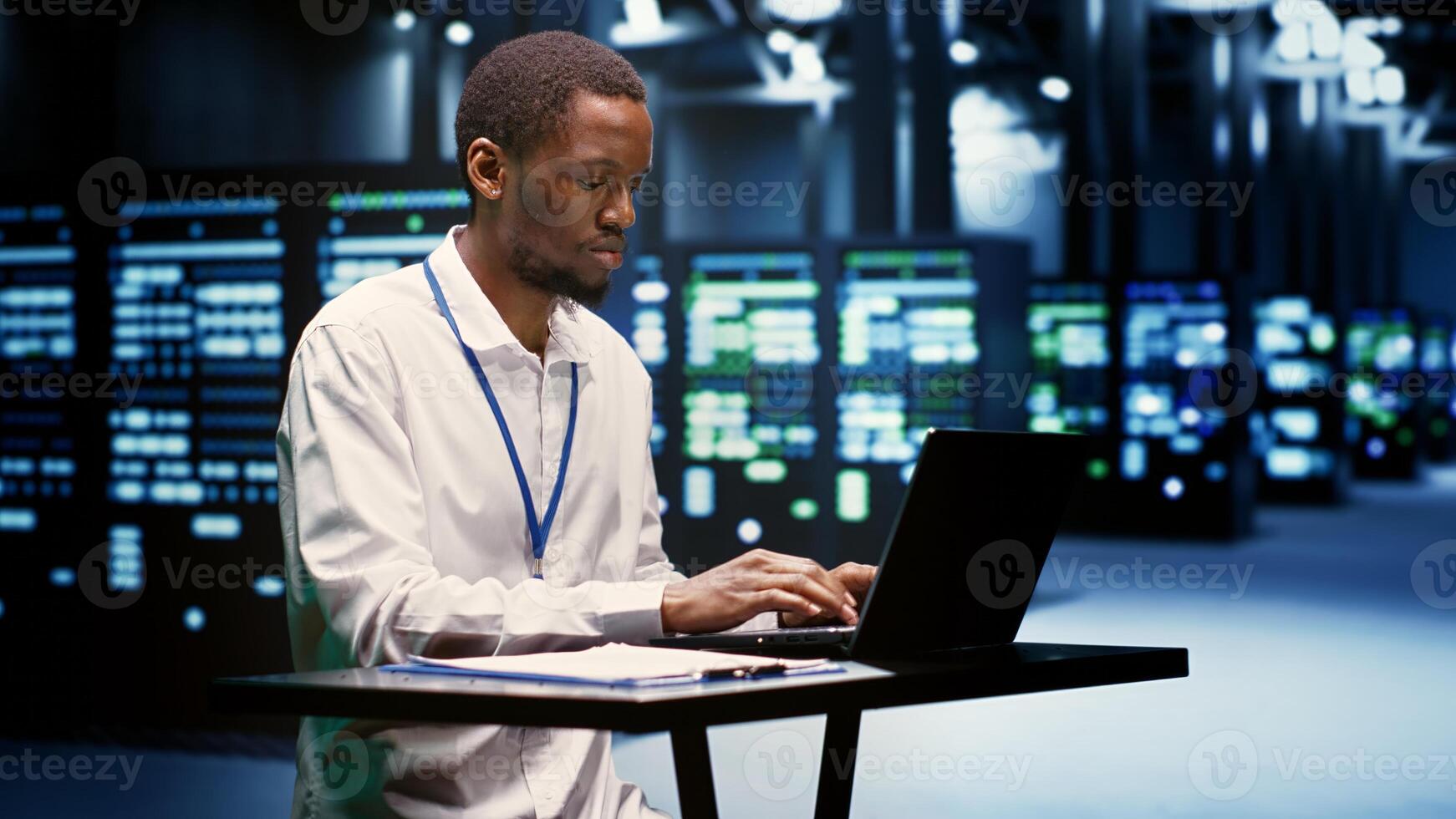 africain américain militaire évaluer ordinateurs centraux portion entreprises gérer bases de données et boutique des dossiers. professionnel inspecter serveur ferme électronique utilisé pour haute performance l'informatique photo