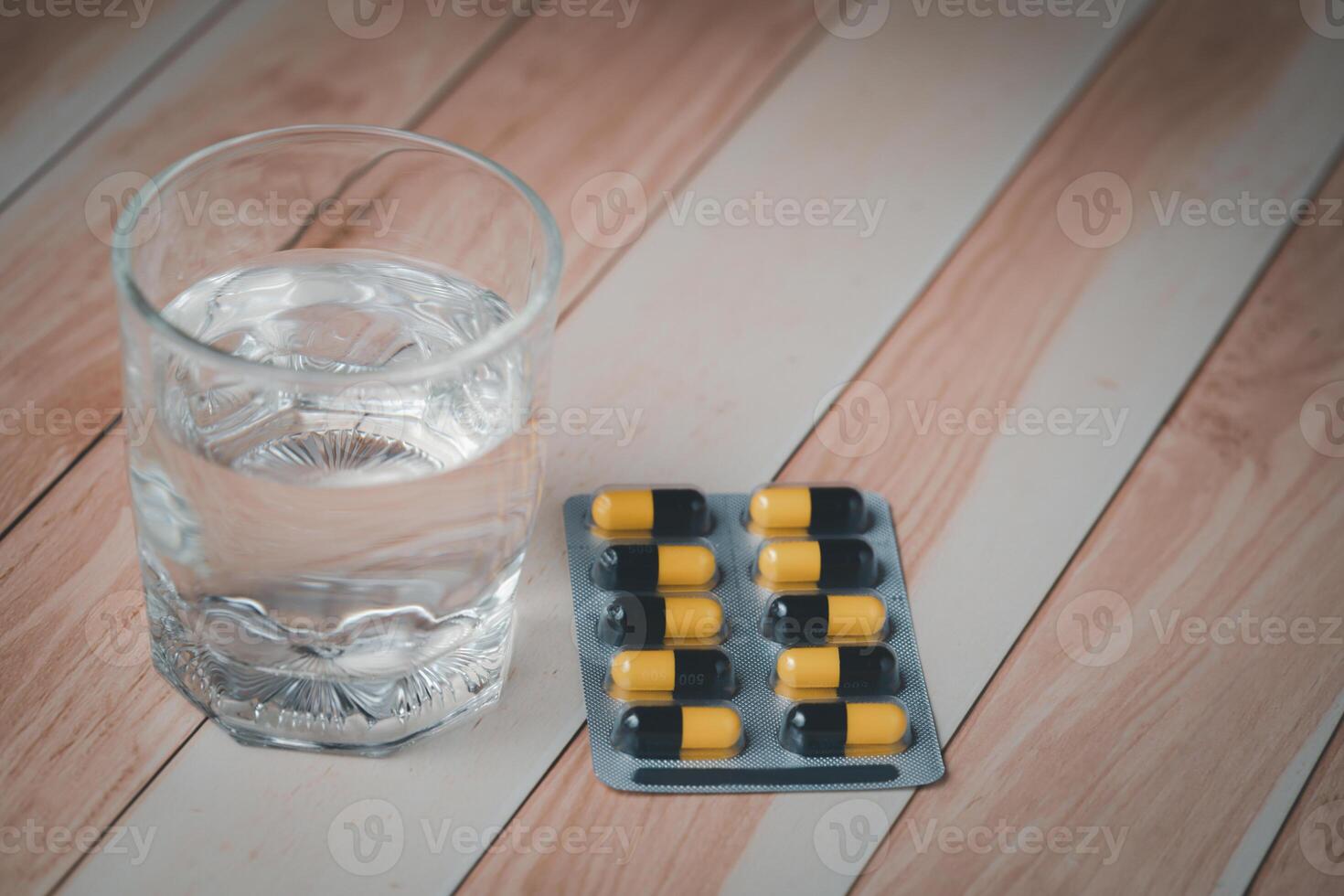 santé essentiel avec l'eau et des médicaments sur en bois table photo