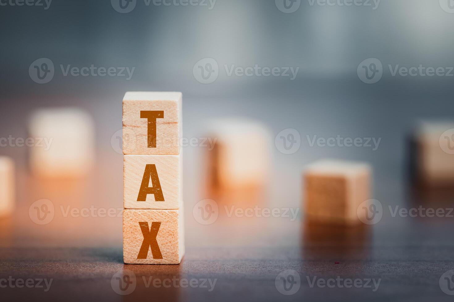 en bois cubes avec le mot impôt sur une bureau. affaires concept. photo