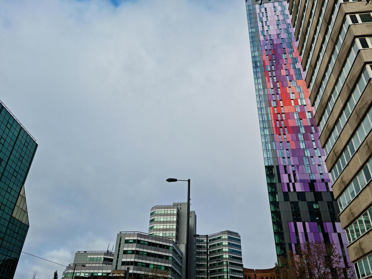 plus magnifique faible angle vue de central Ouest croydon Londres ville de Angleterre Royaume-Uni pendant nuageux et pluvieux journée. novembre 20e, 2023 photo