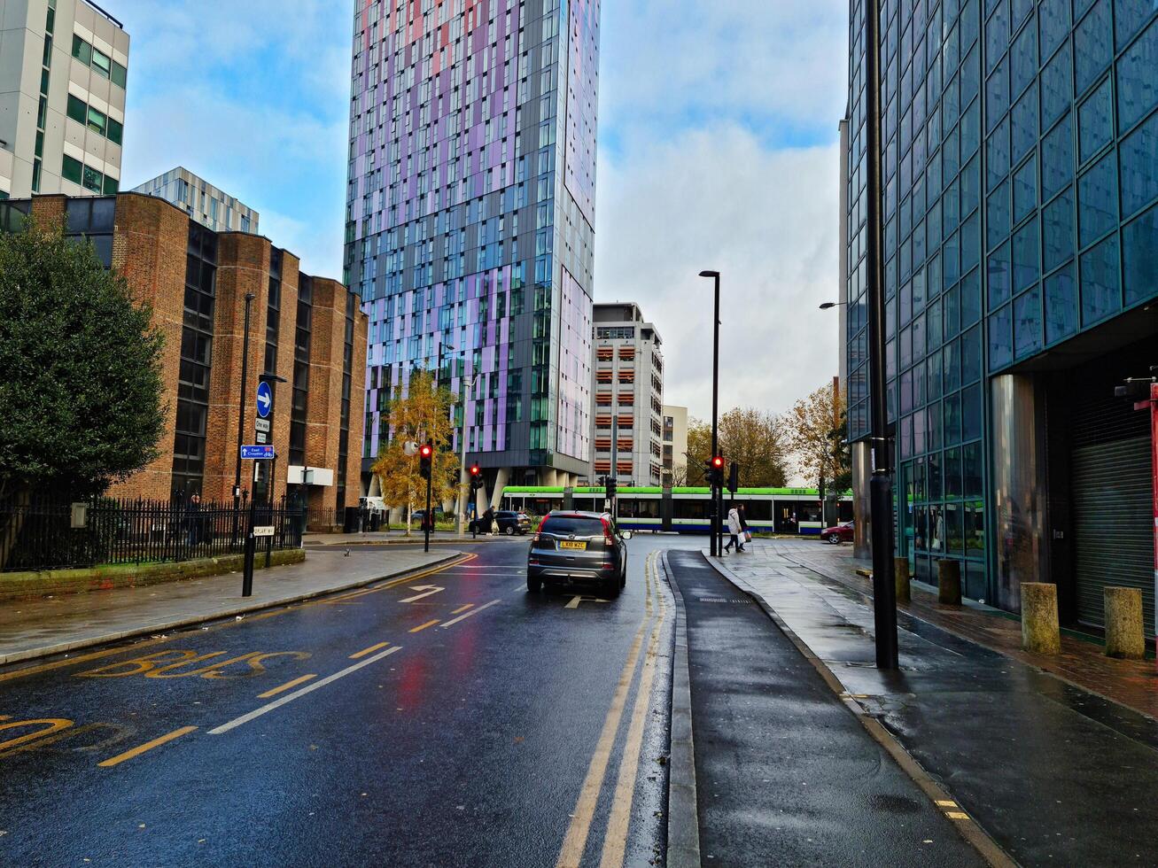 plus magnifique faible angle vue de central Ouest croydon Londres ville de Angleterre Royaume-Uni pendant nuageux et pluvieux journée. novembre 20e, 2023 photo