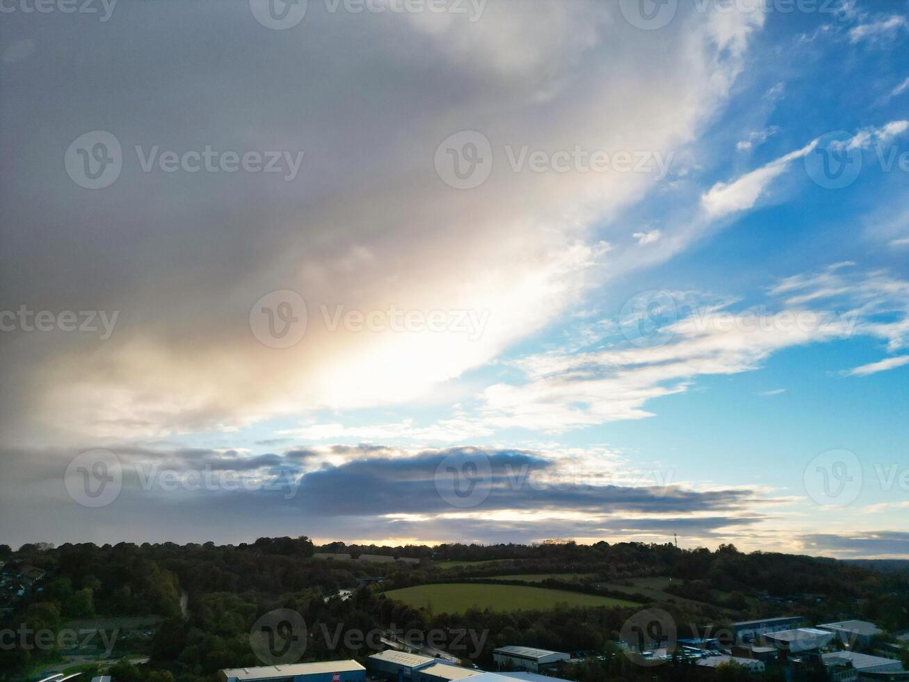 magnifique haute angle vue de ciel et dramatique des nuages plus de central hemel chanvre ville de Angleterre génial grande-bretagne. novembre 5ème, 2023 photo