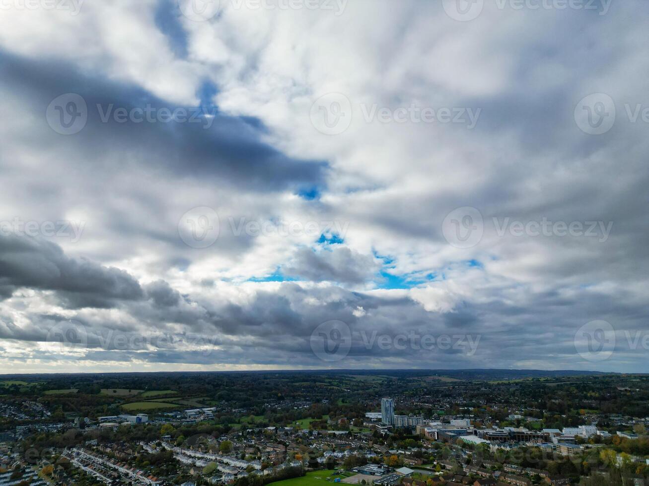 magnifique haute angle vue de ciel et dramatique des nuages plus de central hemel chanvre ville de Angleterre génial grande-bretagne. novembre 5ème, 2023 photo