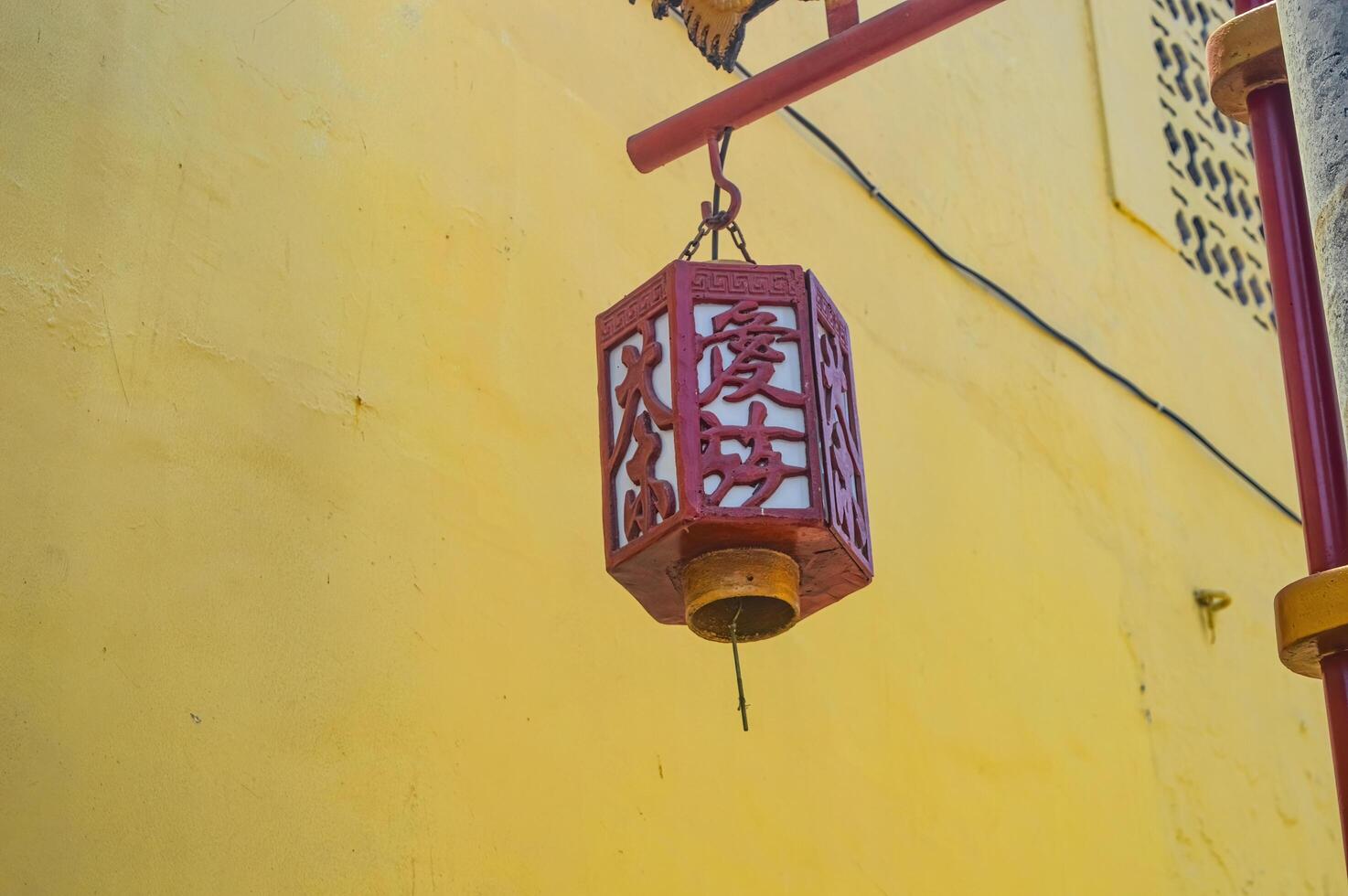 une rue lampe dans le forme de une chinois lanterne. photo