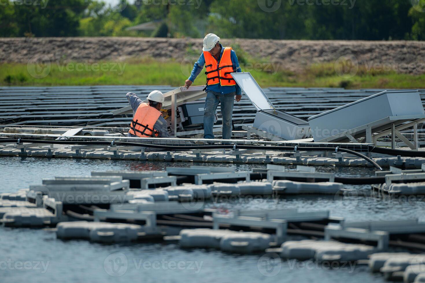 tous les deux de techniciens sont actuellement évaluer et réparer le transmission terminaux pour électricité généré par solaire énergie dans une flottant solaire Puissance système. photo