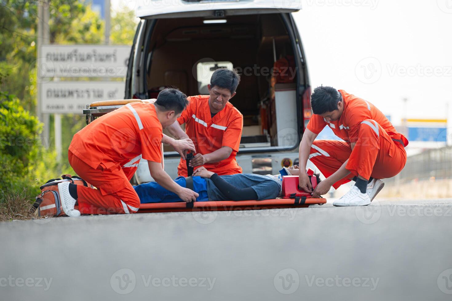 le paramédical est assistant un blessé homme dans un urgence situation sur le route. photo