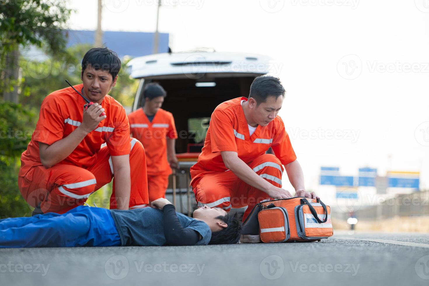 le paramédical est assistant un blessé homme dans un urgence situation sur le route. photo