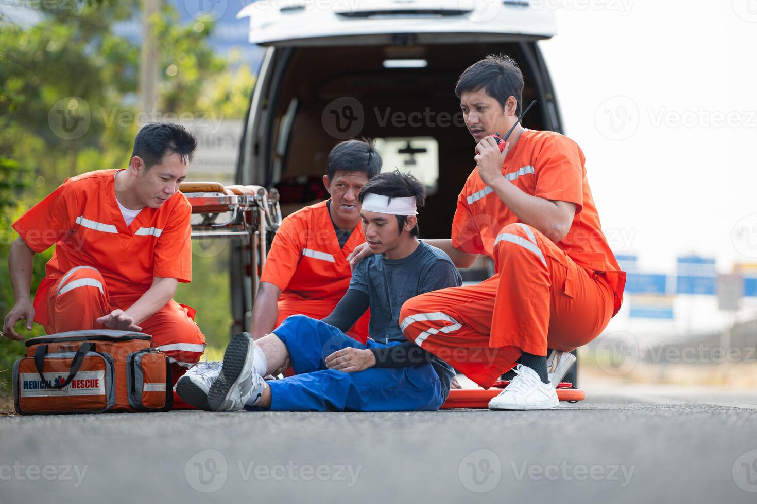 le paramédical est assistant un blessé homme dans un urgence situation sur le route. photo