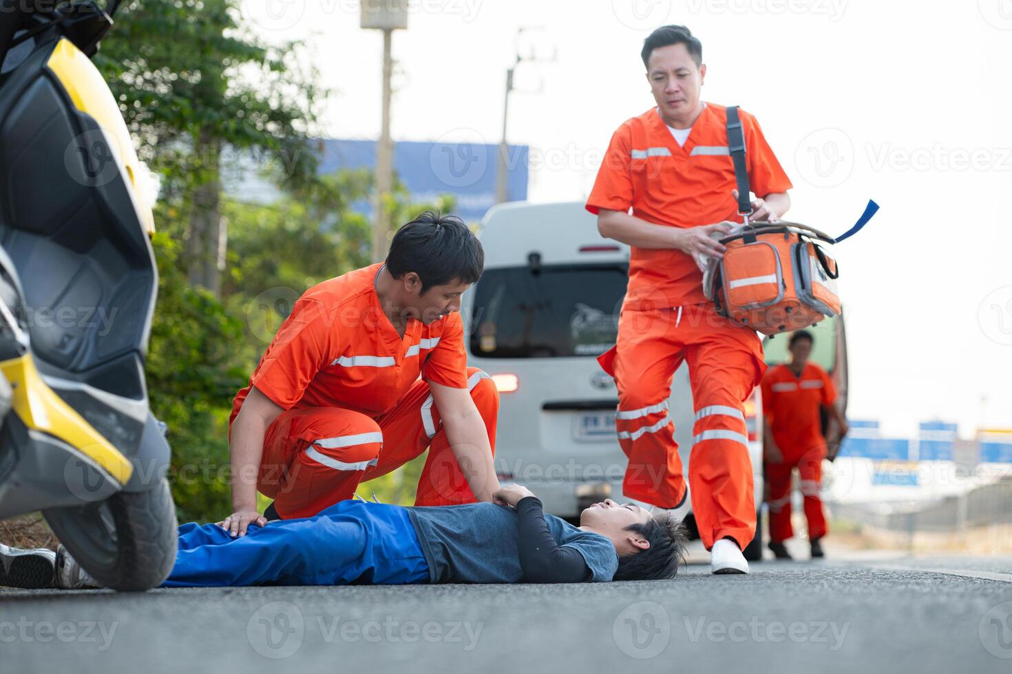 le paramédical est assistant un blessé homme dans un urgence situation sur le route. photo
