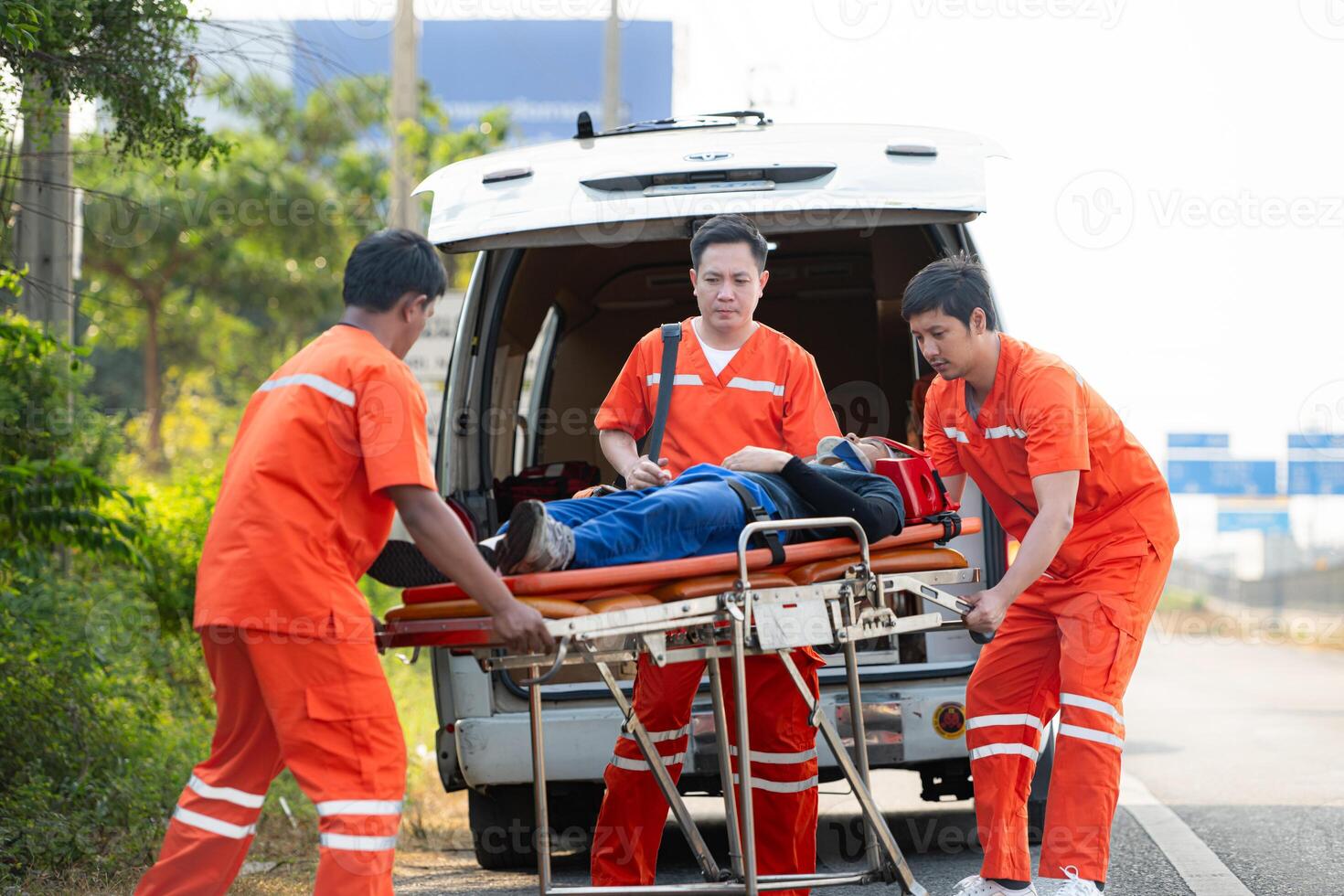 le paramédical est assistant un blessé homme dans un urgence situation sur le route. photo