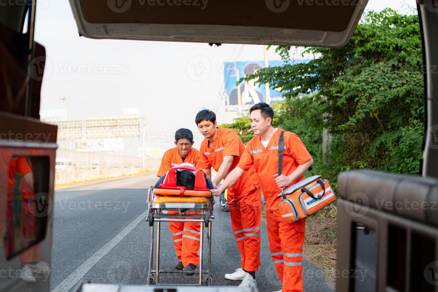 le paramédical est assistant un blessé homme dans un urgence situation sur le route. photo