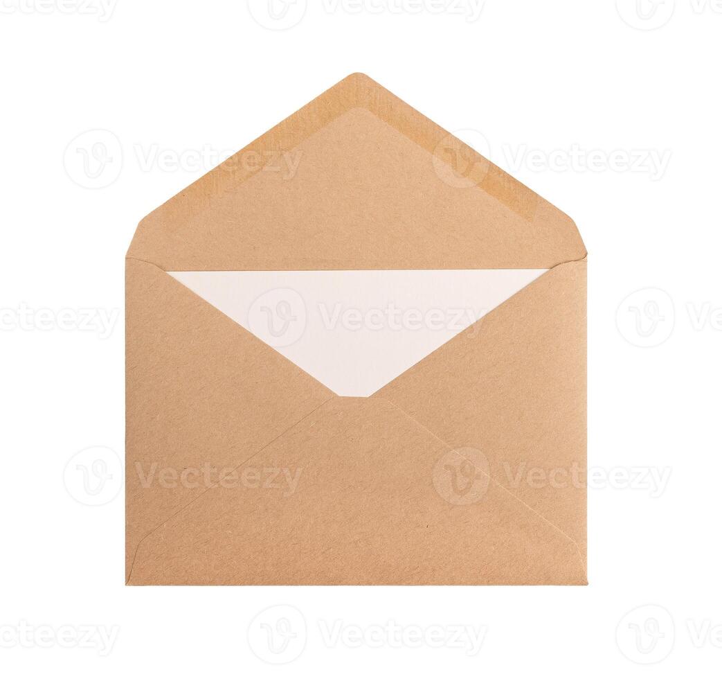 ouvert kraft papier enveloppe avec lettre, carte à l'intérieur isolé sur blanc Contexte photo