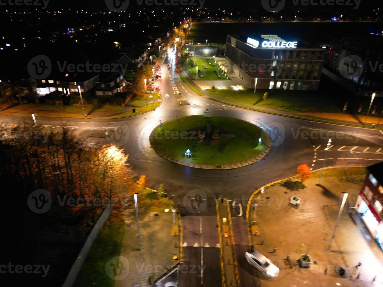 aérien vue de illuminé central luton ville de Angleterre Royaume-Uni pendant nuit. novembre 27, 2023 photo